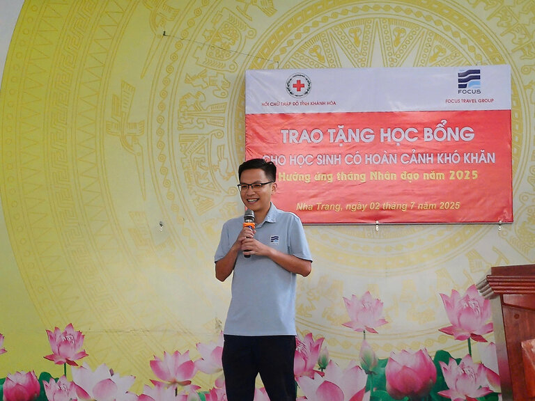 Trao_hoc_bong_4 Lễ Trao Tặng Học Bổng tại Khánh Hòa